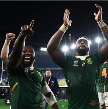 Siya clapping the crowd