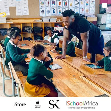 Siya Kolisi helps children in local schools